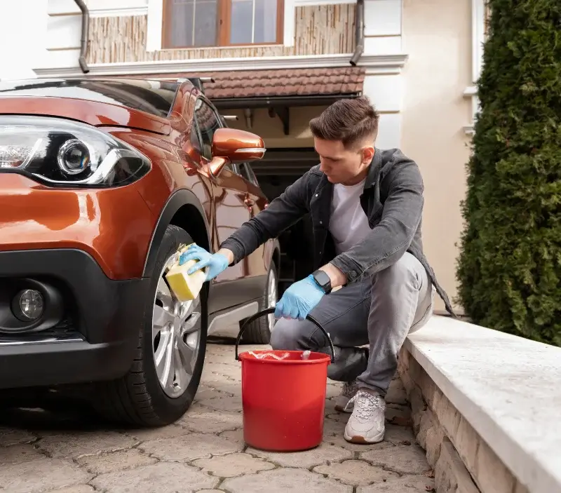 Lavage auto à domicile Baulon : professionnel intervenant sur un véhicule